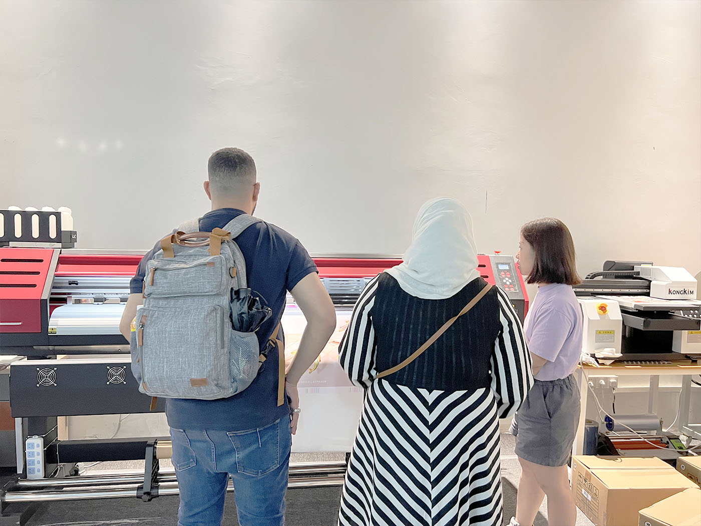 In July 2023, our distinguished Saudi Arabia customers visited us, our ChenYang tecnology company is a leading printing solution machines manufacturer. -01 (4)